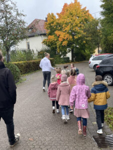 Kita-Gruppe auf dem Schulweg